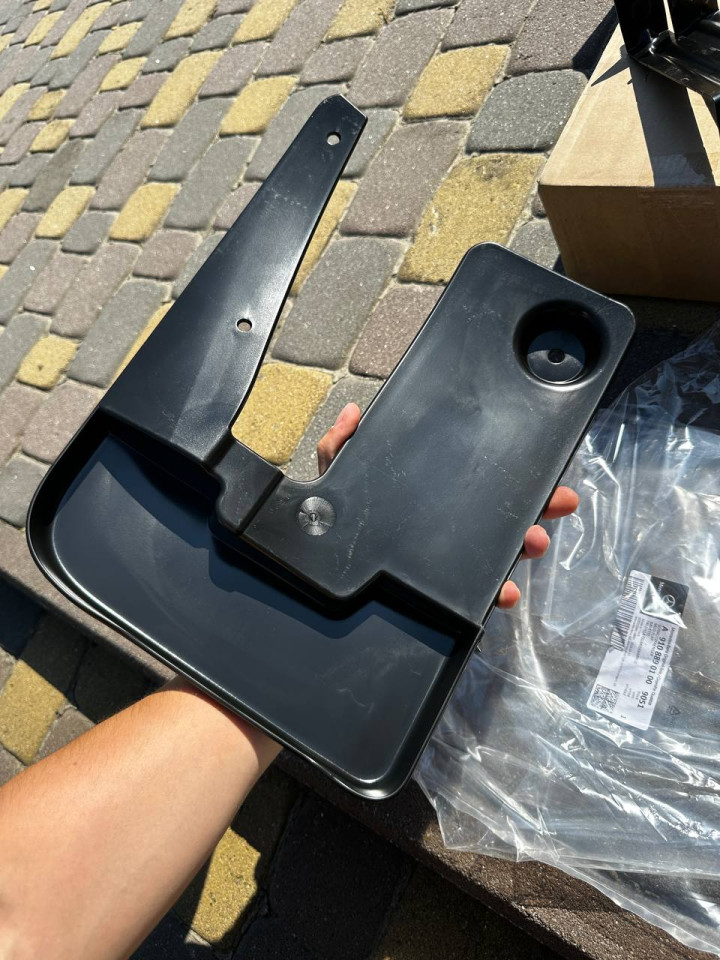 Бризговик передній (комплект) Sprinter W907-910