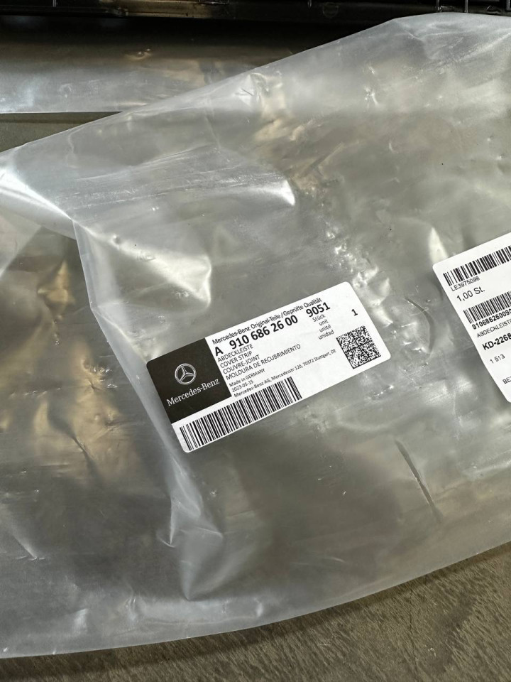 Накладка внутрішня заднього грузового відсіку Sprinter W907-910