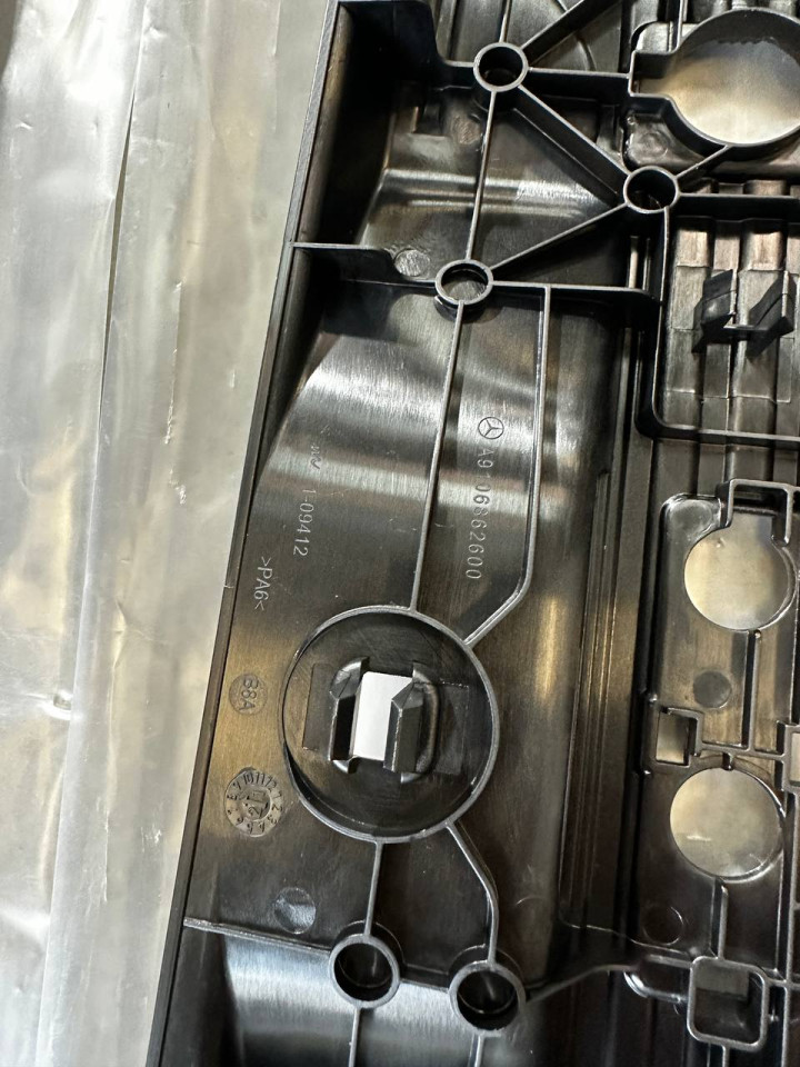 Накладка внутрішня заднього грузового відсіку Sprinter W907-910