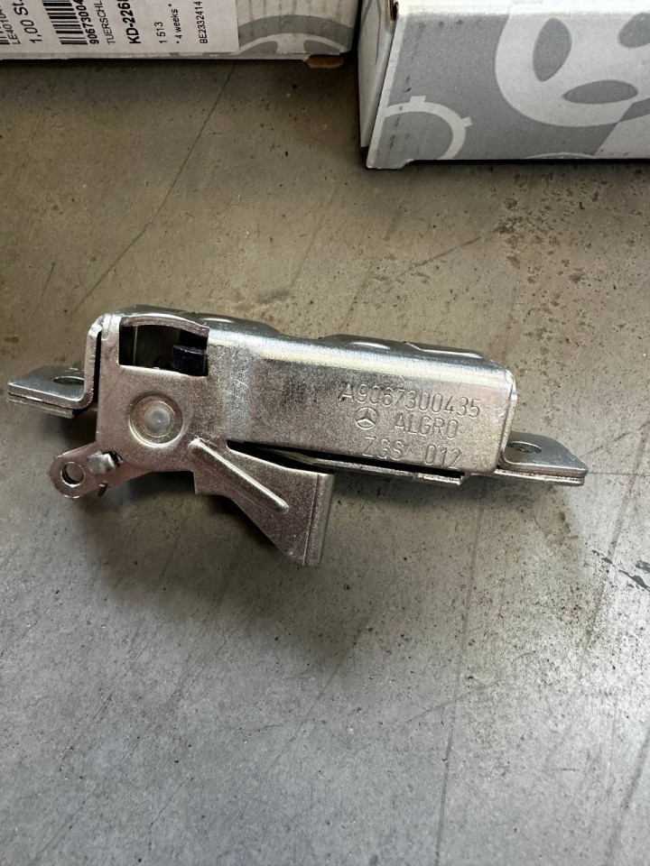 Замок розсувної бокової двері Sprinter W906 / VW Crafter A9067300435