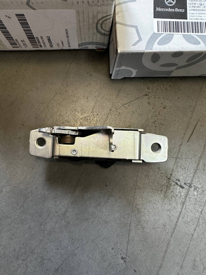 Замок розсувної бокової двері Sprinter W906 / VW Crafter A9067300435