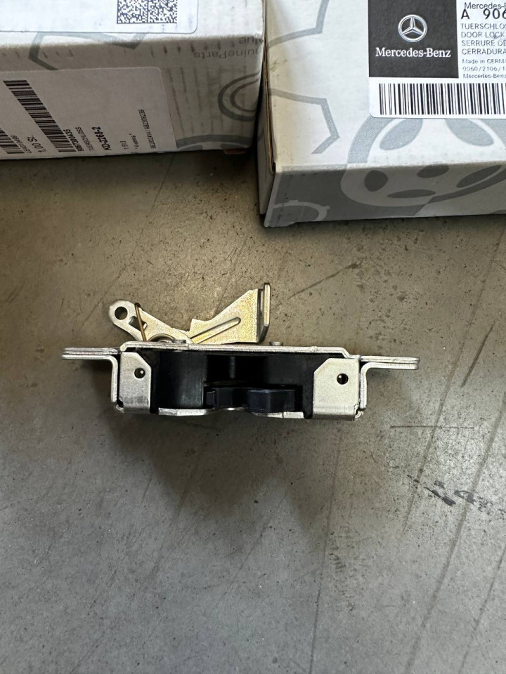 Замок розсувної бокової двері Sprinter W906 / VW Crafter A9067300435