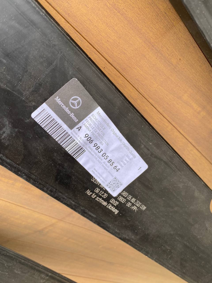 Направляюча нижнього ролика/ шахта розсувної двері Sprinter W906-907/ VW Crafter A9069830585