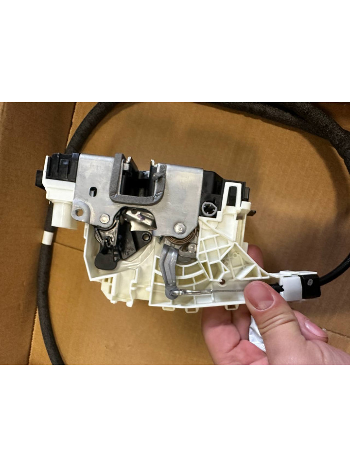 Замок бокової дверки Sprinter W907-910