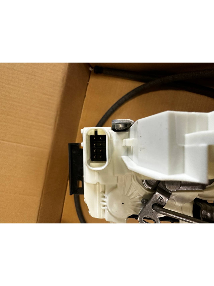 Замок бокової дверки Sprinter W907-910