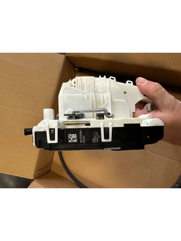 Замок бокової дверки Sprinter W907-910