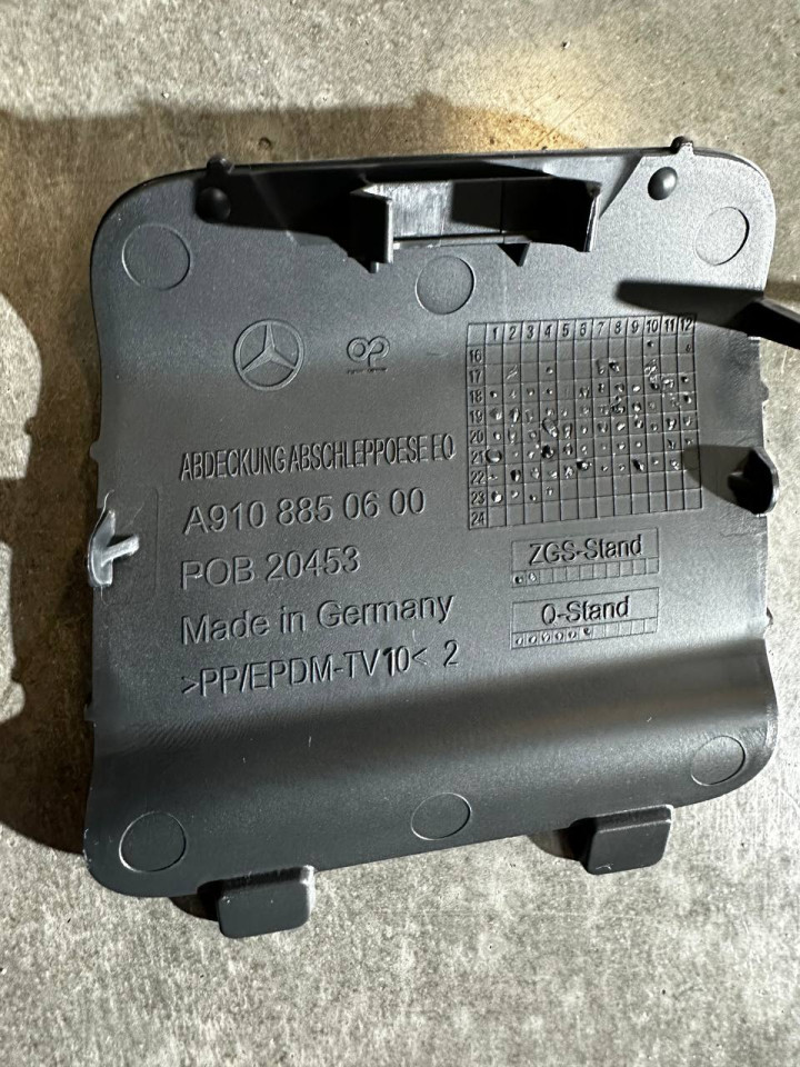 Заглушка буксировочного крюка в бампер Sprinter W907-910 A9108850600