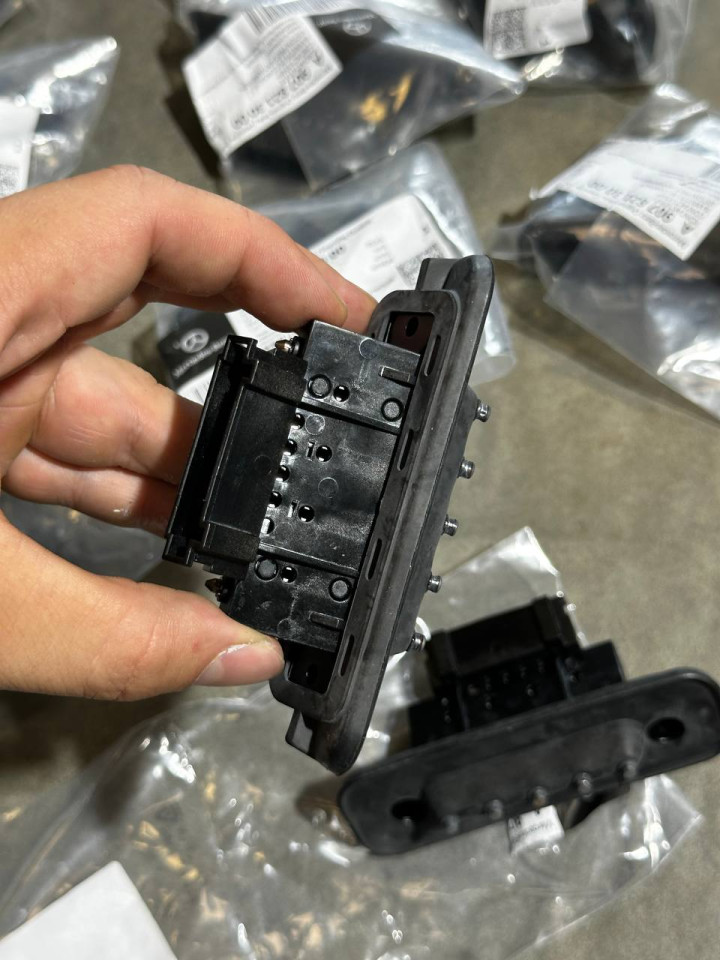 Контакт дверей бічних ПАПА (на дверях) Vito W639-447/ Sprinter W907-910