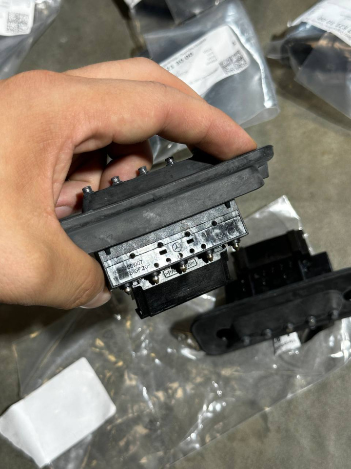 Контакт дверей бічних ПАПА (на дверях) Vito W639-447/ Sprinter W907-910