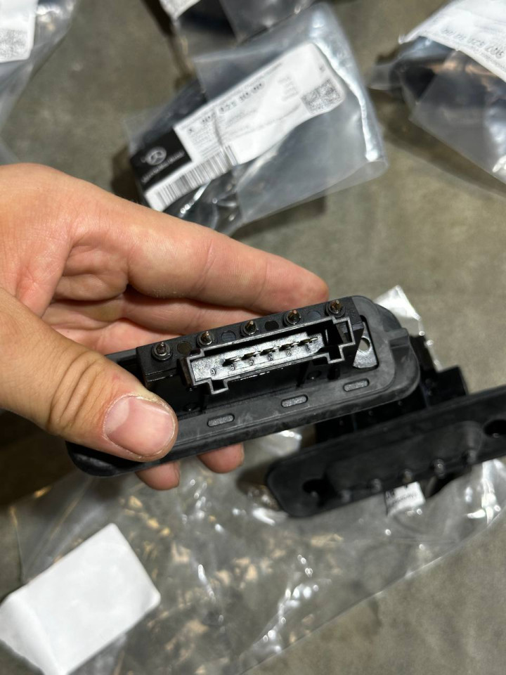 Контакт дверей бічних ПАПА (на дверях) Vito W639-447/ Sprinter W907-910