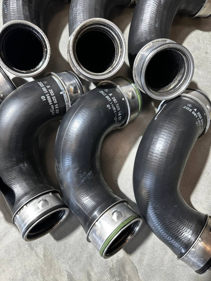  Патрубок інтеркулера Mercedes-Benz W203 A2035280482