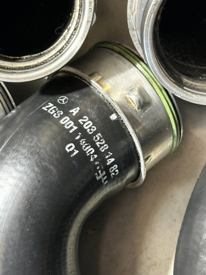  Патрубок інтеркулера Mercedes-Benz W203 A2035280482