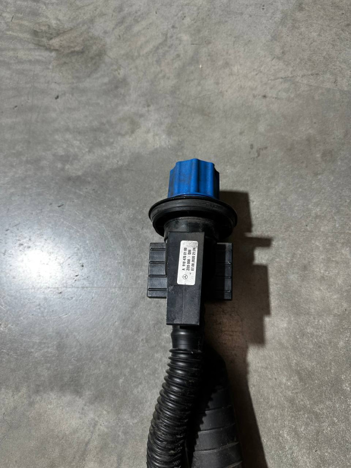 Заливна горловина бака AdBlue Mercedes-Benz Sprinter W907 / W910  A9104700100
