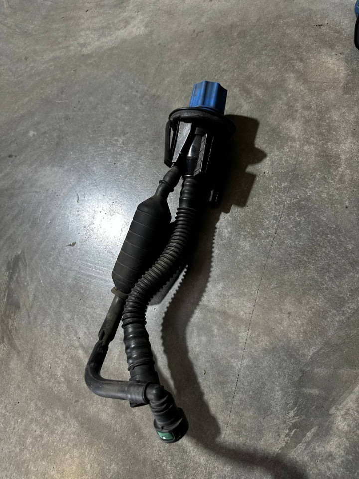 Заливна горловина бака AdBlue Mercedes-Benz Sprinter W907 / W910  A9104700100