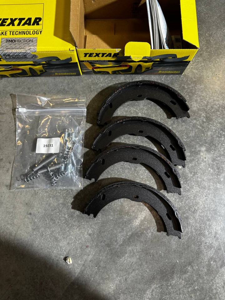 Колодки ручника ОДНОКАТКОВИЙ Sprinter W906-W910/VW Crafter (з пружинками)  91066800