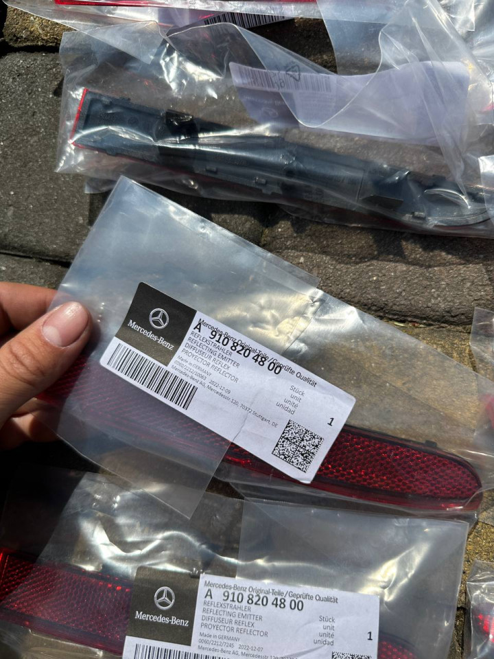 Катафот задній клик Sprinter W907/W910, Права сторона - A9108204900,ліва сторона - A9108204800