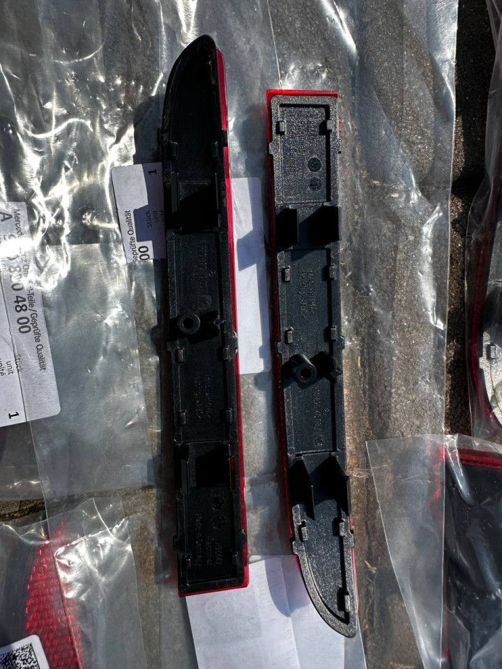 Катафот задній клик Sprinter W907/W910, Права сторона - A9108204900,ліва сторона - A9108204800