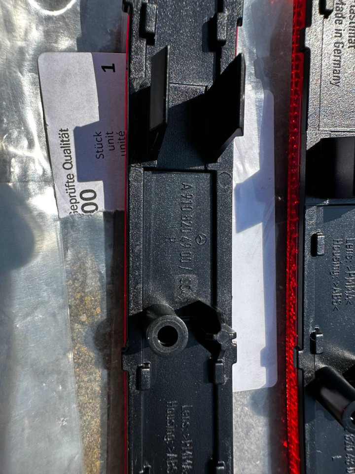 Катафот задній клик Sprinter W907/W910, Права сторона - A9108204900,ліва сторона - A9108204800