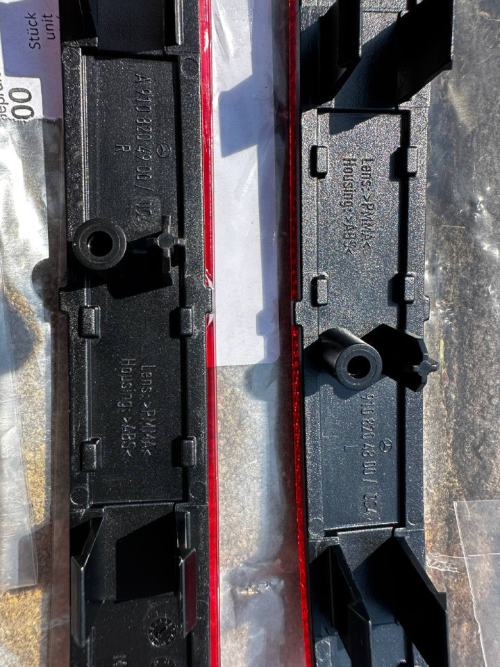 Катафот задній клик Sprinter W907/W910, Права сторона - A9108204900,ліва сторона - A9108204800