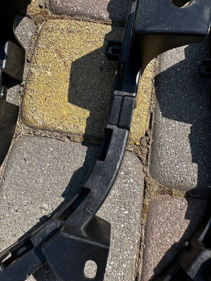 Кріплення крила-бампер Sprinter W906 рест