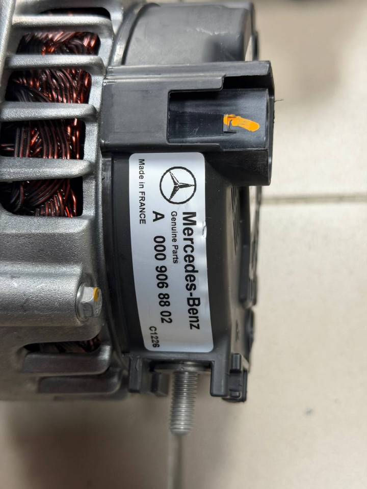 Генератор 180А Sprinter W906-910/ Vito W639-447 OM651  A0009068802