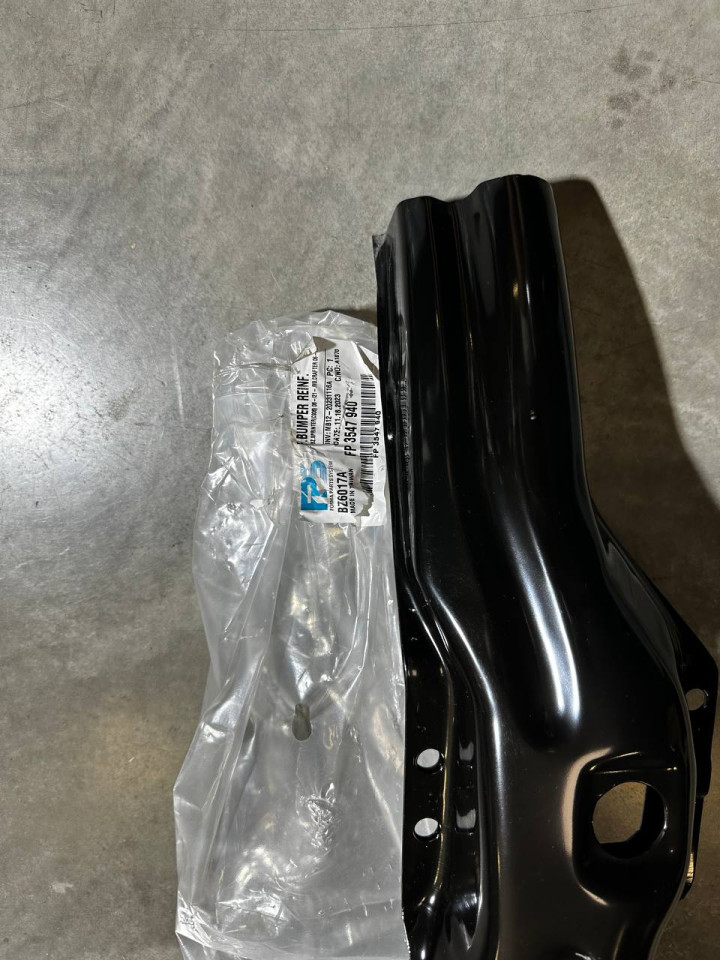Підсилювач переднього бампера Mercedes Sprinter W906  VW Crafter FP3547940