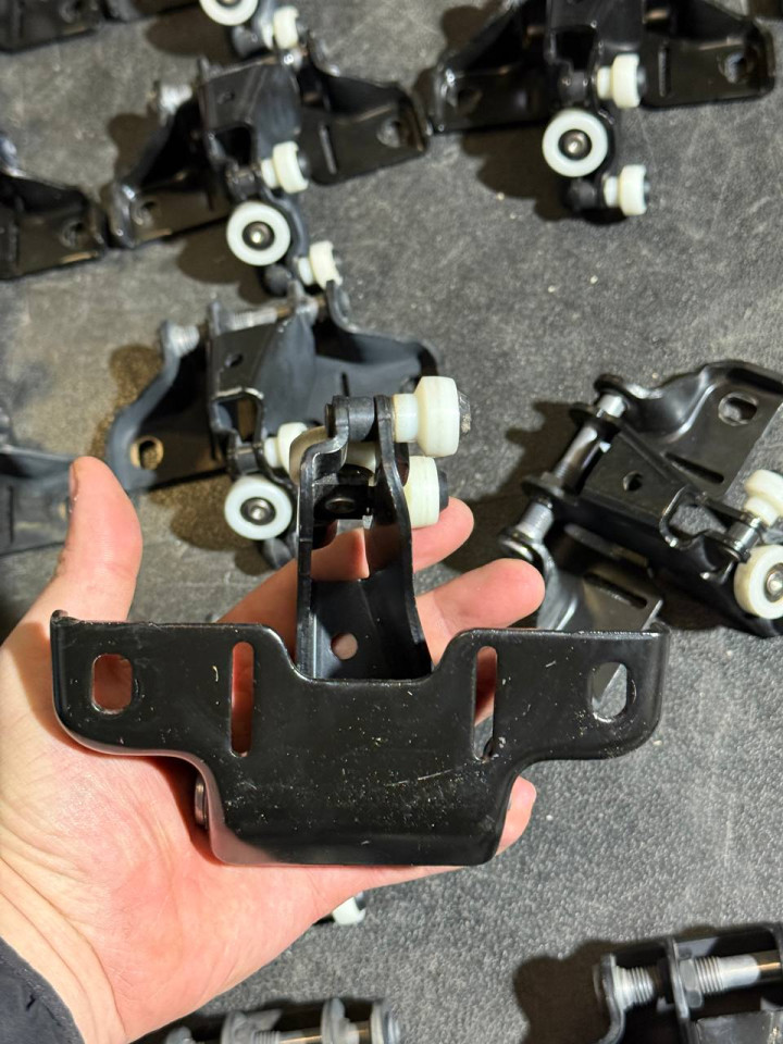 Ролик середный бічних/зсувних дверей Sprinter W907-910