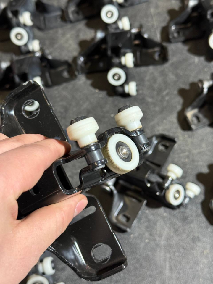 Ролик середный бічних/зсувних дверей Sprinter W907-910