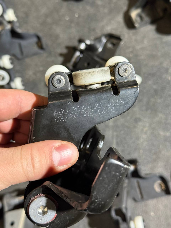 Ролик середный бічних/зсувних дверей Sprinter W907-910