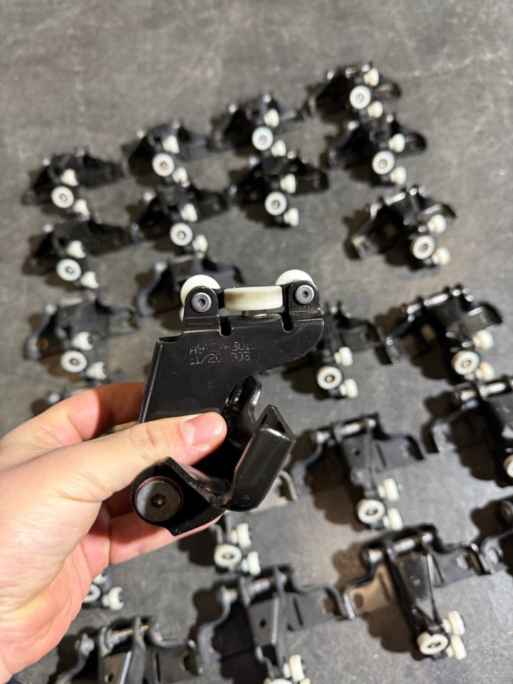 Ролик середный бічних/зсувних дверей Sprinter W907-910