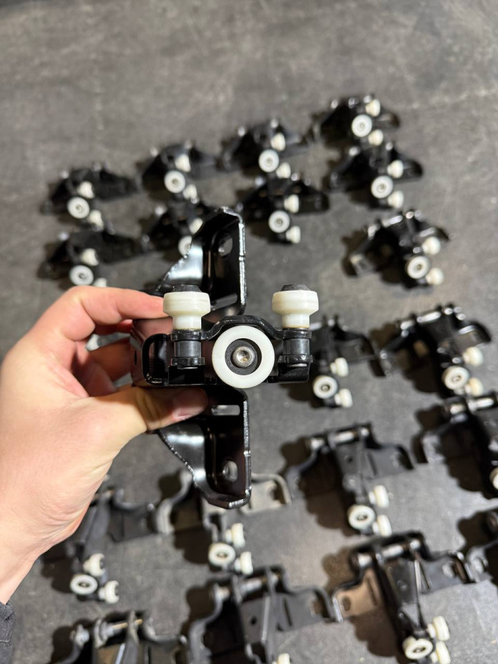 Ролик середный бічних/зсувних дверей Sprinter W907-910