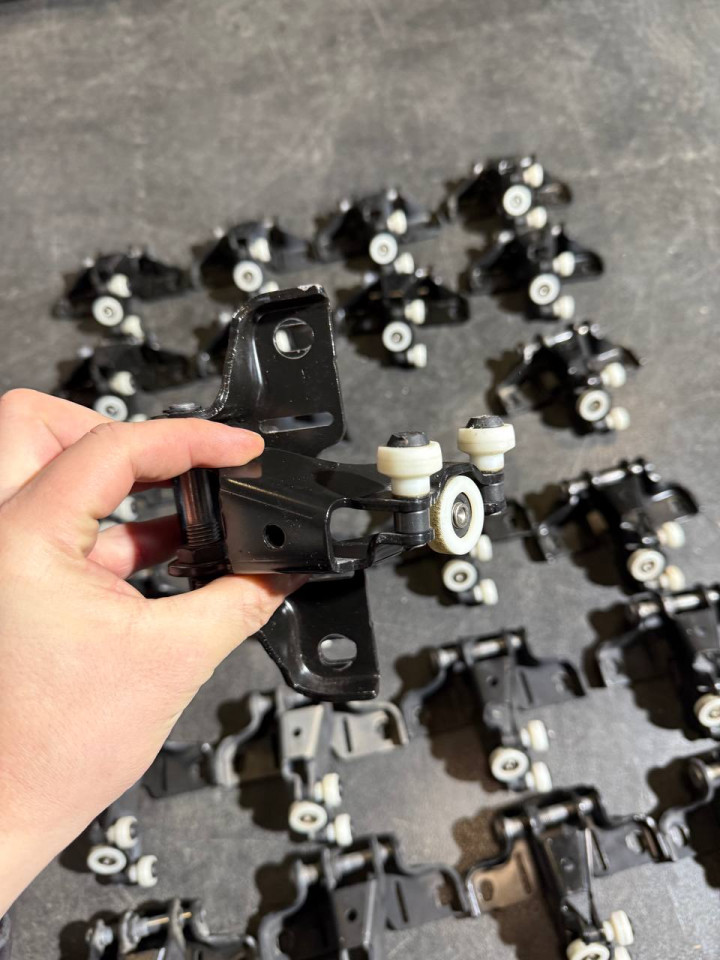 Ролик середный бічних/зсувних дверей Sprinter W907-910