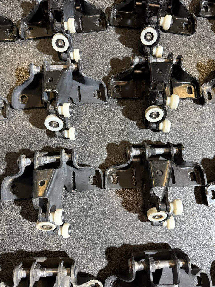 Ролик середный бічних/зсувних дверей Sprinter W907-910