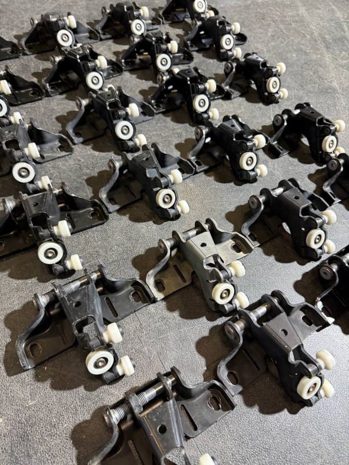 Ролик середный бічних/зсувних дверей Sprinter W907-910