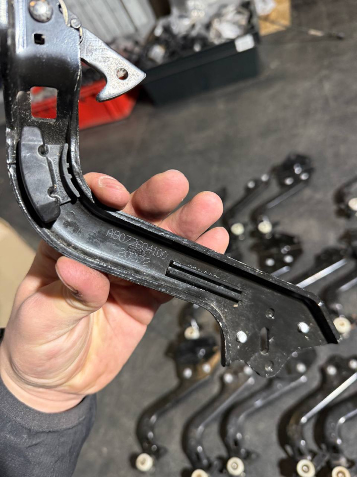 Ролик нижній бічних/зсувних дверей Sprinter W907-910