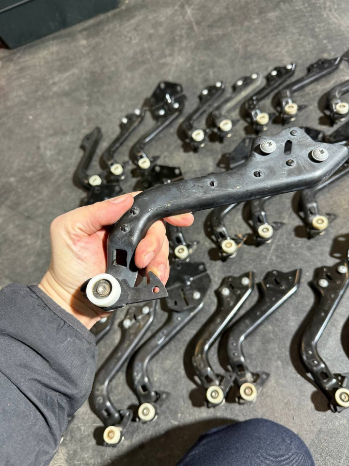 Ролик нижній бічних/зсувних дверей Sprinter W907-910