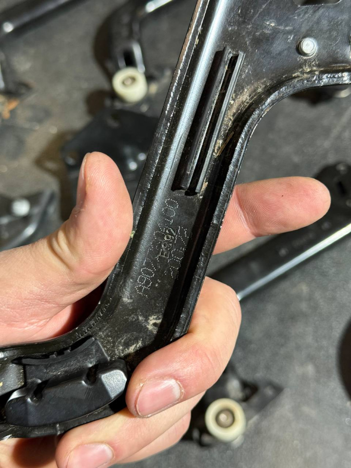 Ролик нижній бічних/зсувних дверей Sprinter W907-910