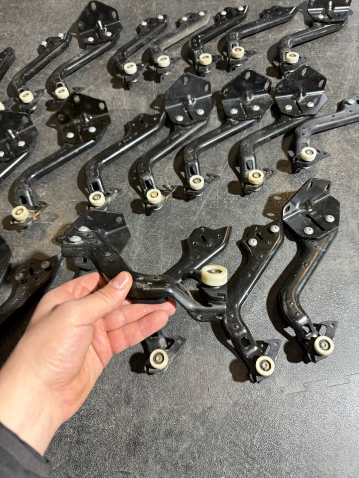 Ролик нижній бічних/зсувних дверей Sprinter W907-910