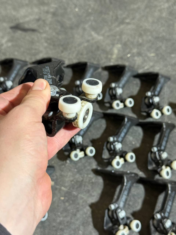 Ролик верхній бічних/зсувних дверей Sprinter W907-910