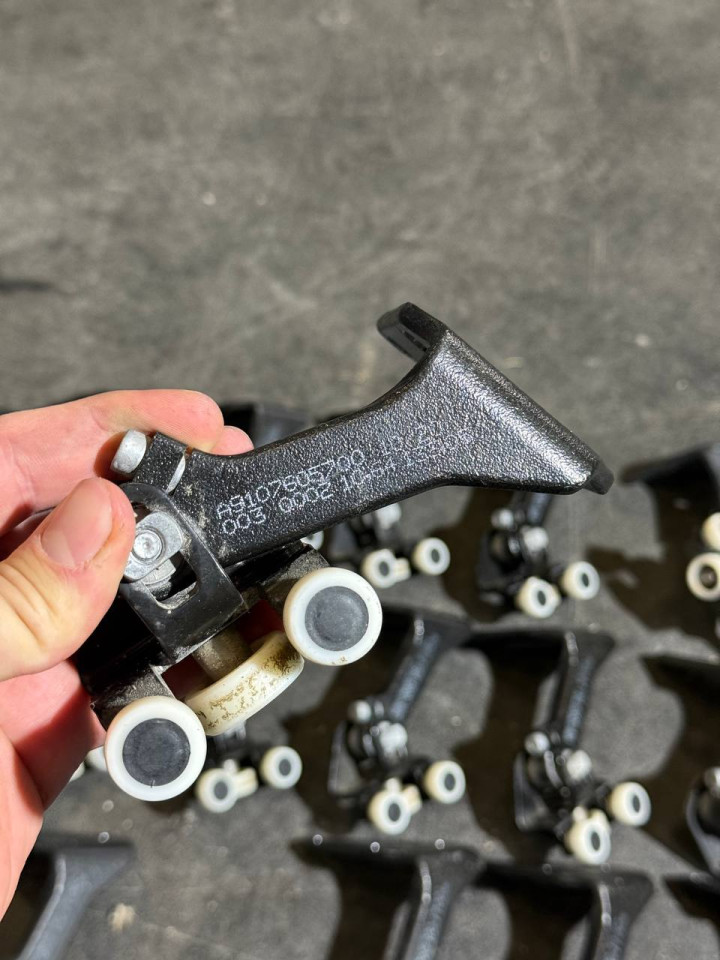 Ролик верхній бічних/зсувних дверей Sprinter W907-910