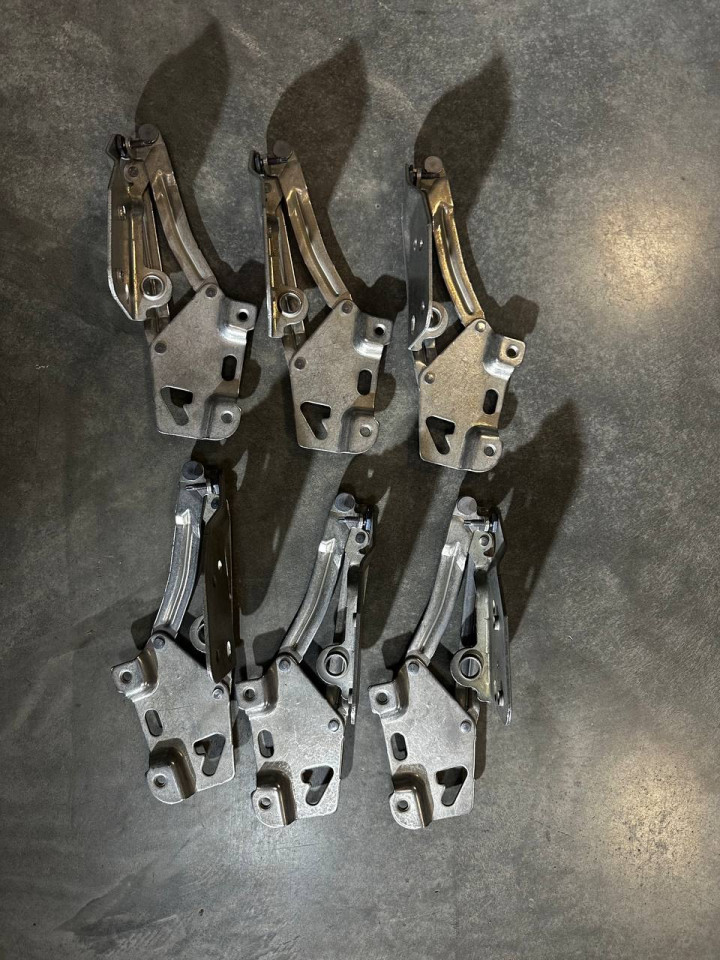 Петлі капота Sprinter W907-910, Права - A9108803100, Ліва - A9108803000