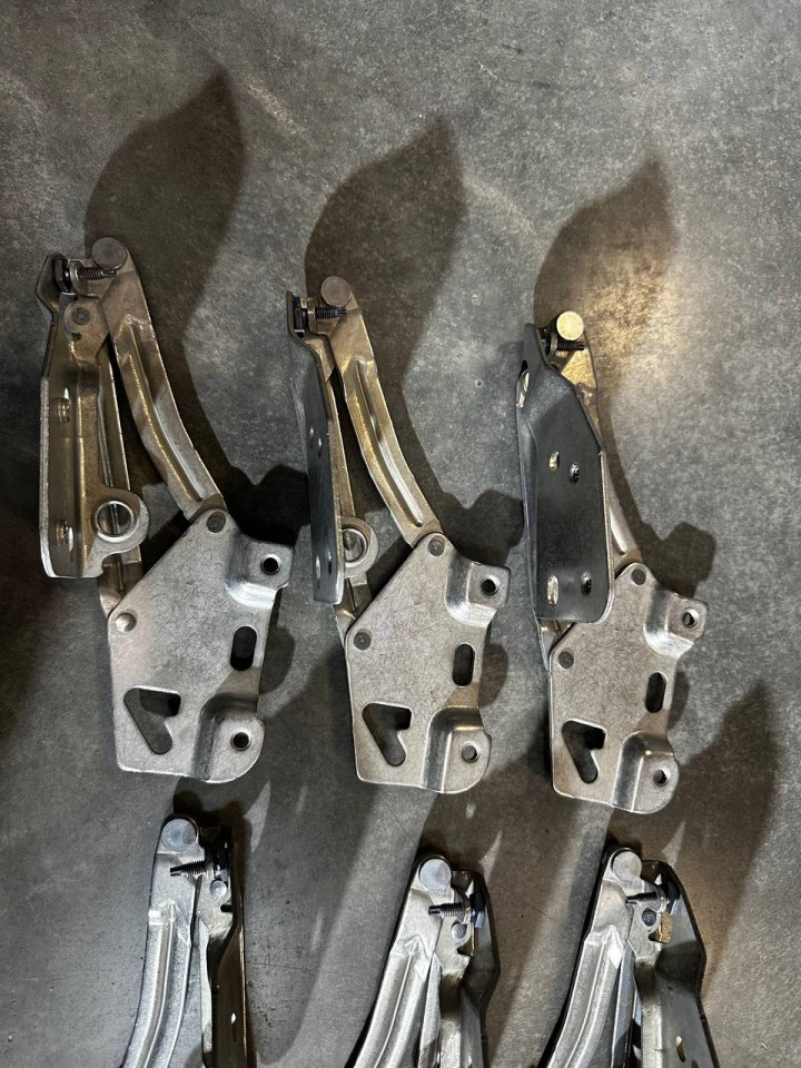 Петлі капота Sprinter W907-910, Права - A9108803100, Ліва - A9108803000