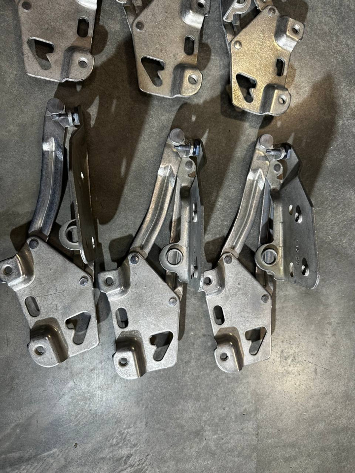 Петлі капота Sprinter W907-910, Права - A9108803100, Ліва - A9108803000