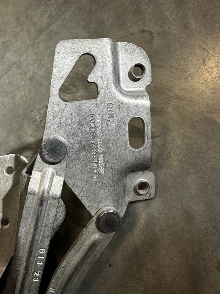 Петлі капота Sprinter W907-910, Права - A9108803100, Ліва - A9108803000