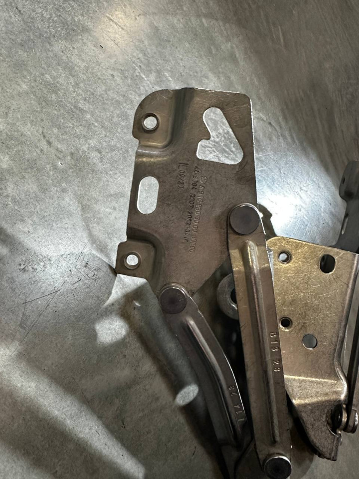 Петлі капота Sprinter W907-910, Права - A9108803100, Ліва - A9108803000