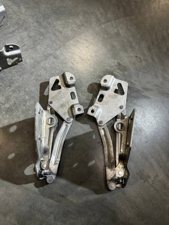 Петлі капота Sprinter W907-910, Права - A9108803100, Ліва - A9108803000