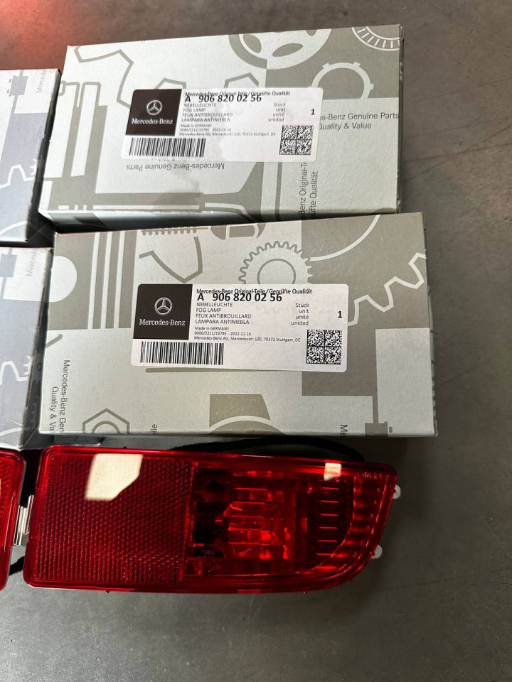 Туманка, ліхтар задній в клик Sprinter W906/VW Crafter, Лівий - A9068200356, Правий - A9068200256