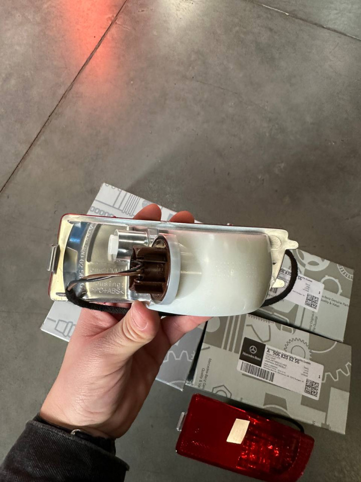 Туманка, ліхтар задній в клик Sprinter W906/VW Crafter, Лівий - A9068200356, Правий - A9068200256