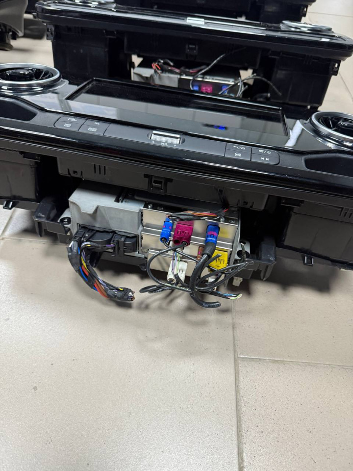 Мультимедія максимальна ,магнитола навігація в зборі з фішками і блочком MBUX вживана